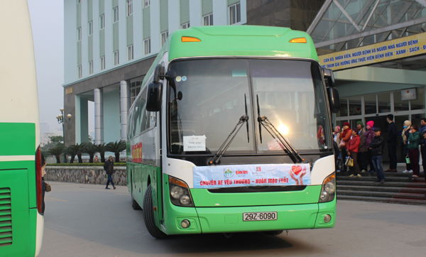 Hình ảnh cảm động tiễn bệnh nhân ung thư về quê ăn Tết Hình ảnh cảm động tiễn bệnh nhân ung thư về quê ăn Tết